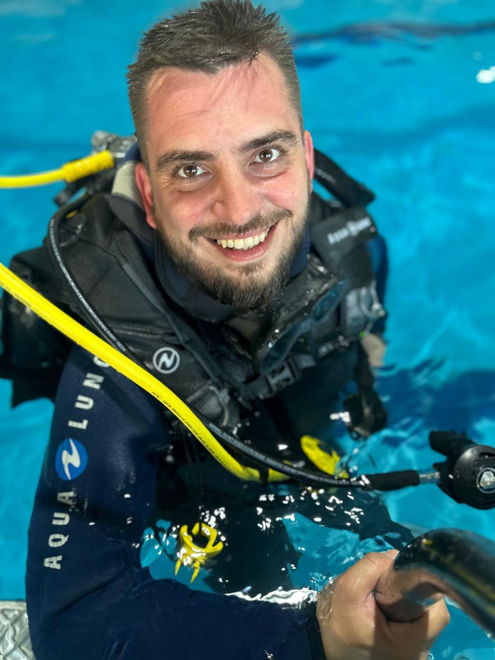 Teo, instructor Atlantis-Scuba, zâmbind în bazinul Plaisir