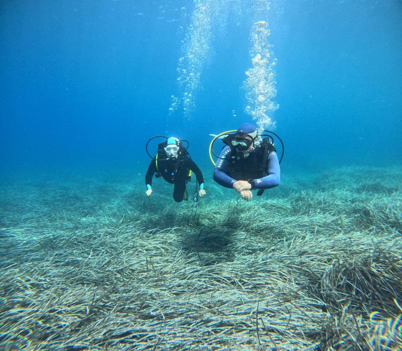 Doi scafandri deasupra ierbii de mare, la Thassos, Grecia