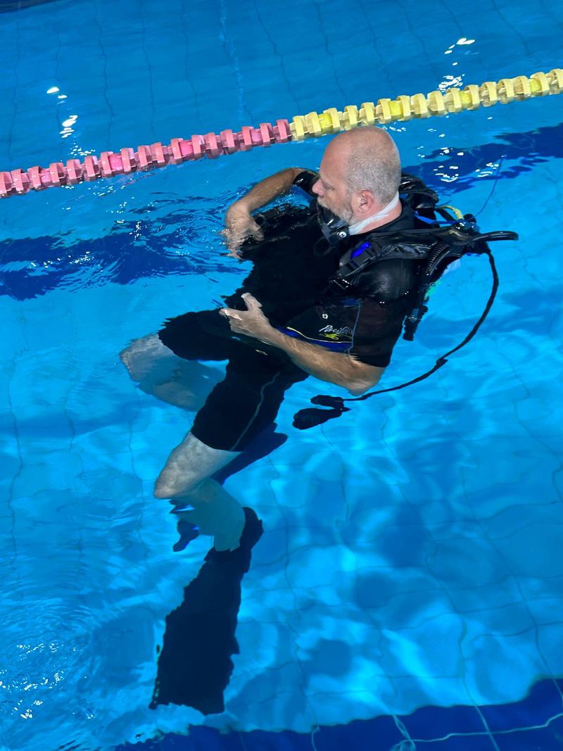 Răzvan, instructor Atlantis-Scuba, în apă, în bazinul Plaisir