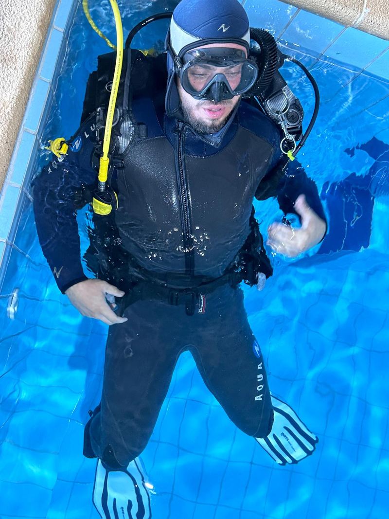Teo, instructor Atlantis-Scuba, echipat pentru scufundare, în bazinul Plaisir